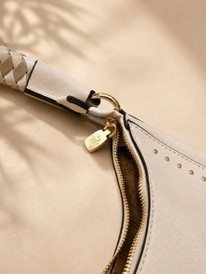 Bolso Hobo Estructurado para Mujer con Asa Trenzada y Detalles Dorados Modelo Brisa de Búzios