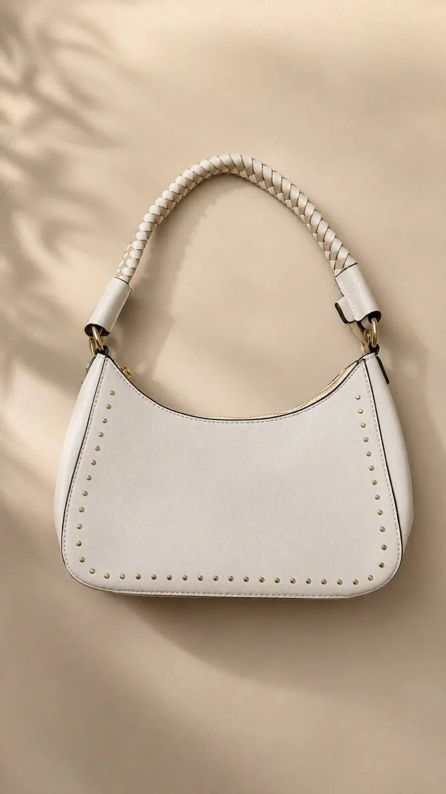 Bolso Hobo Estructurado para Mujer con Asa Trenzada y Detalles Dorados Modelo Brisa de Búzios