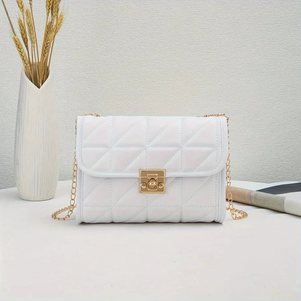 Bolsa Feminina Transversal  em Matelassê com Fecho Dourado Modelo Lumière Noir
