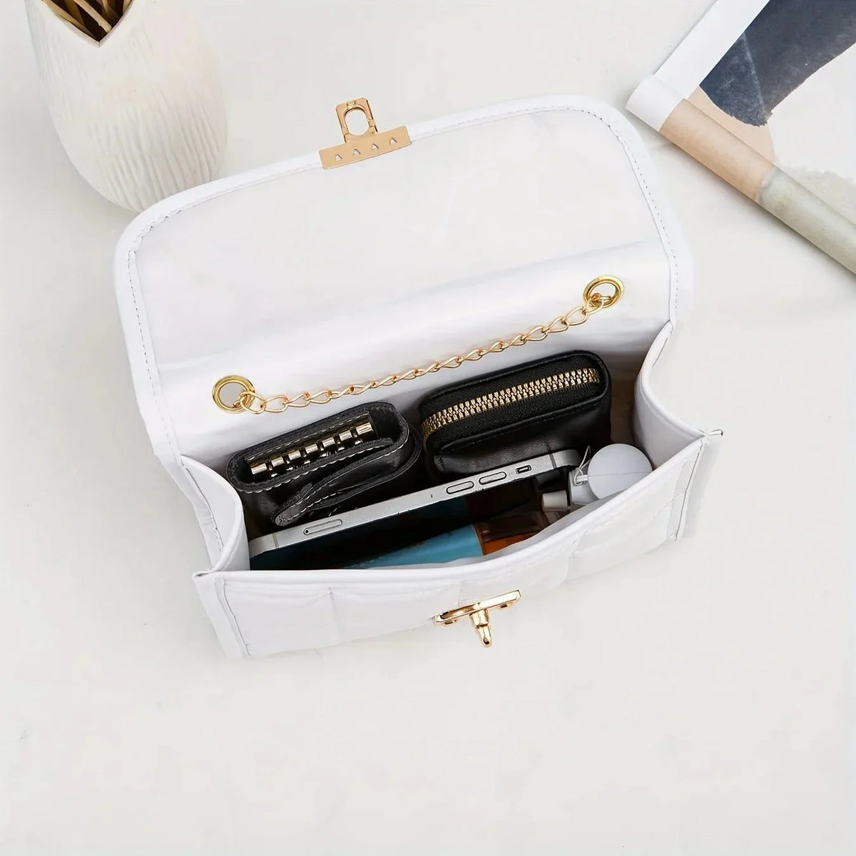 Bolsa Feminina Transversal  em Matelassê com Fecho Dourado Modelo Lumière Noir